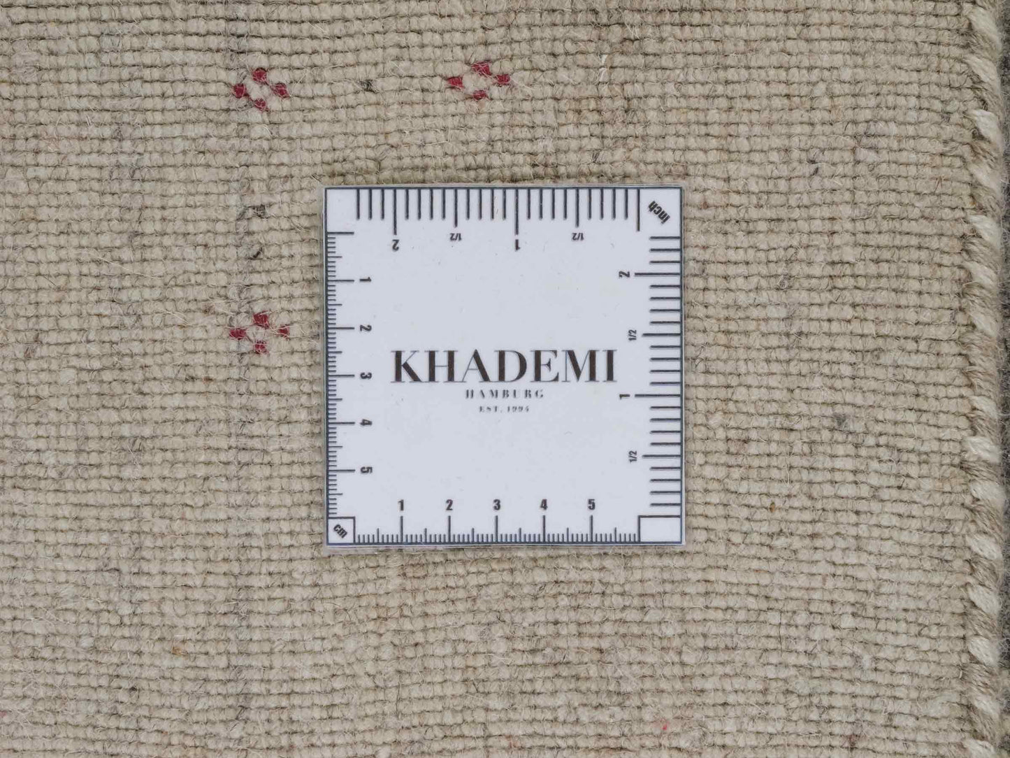 Moderner, Handloom Lori Gabbeh Orientteppich von Khademi aus Wolle mit Bambusseide, cremeweiß, grau, mehrfarbig. Geometrisches Nomaden-Design. Produziert in Indien. Größe: 240x174cm. Teppichnummer: KB4-1814. Verkauf durch Jupiter Intl.