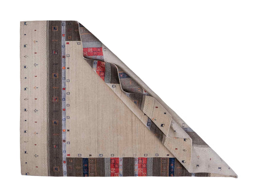 Moderner, Handloom Lori Gabbeh Orientteppich von Khademi aus Wolle mit Bambusseide, cremeweiß, grau, rot, blau. Nomaden-Design. Produziert in Indien. Größe: 240x174cm. Teppichnummer: KB4-1807. Verkauf durch Jupiter Intl.