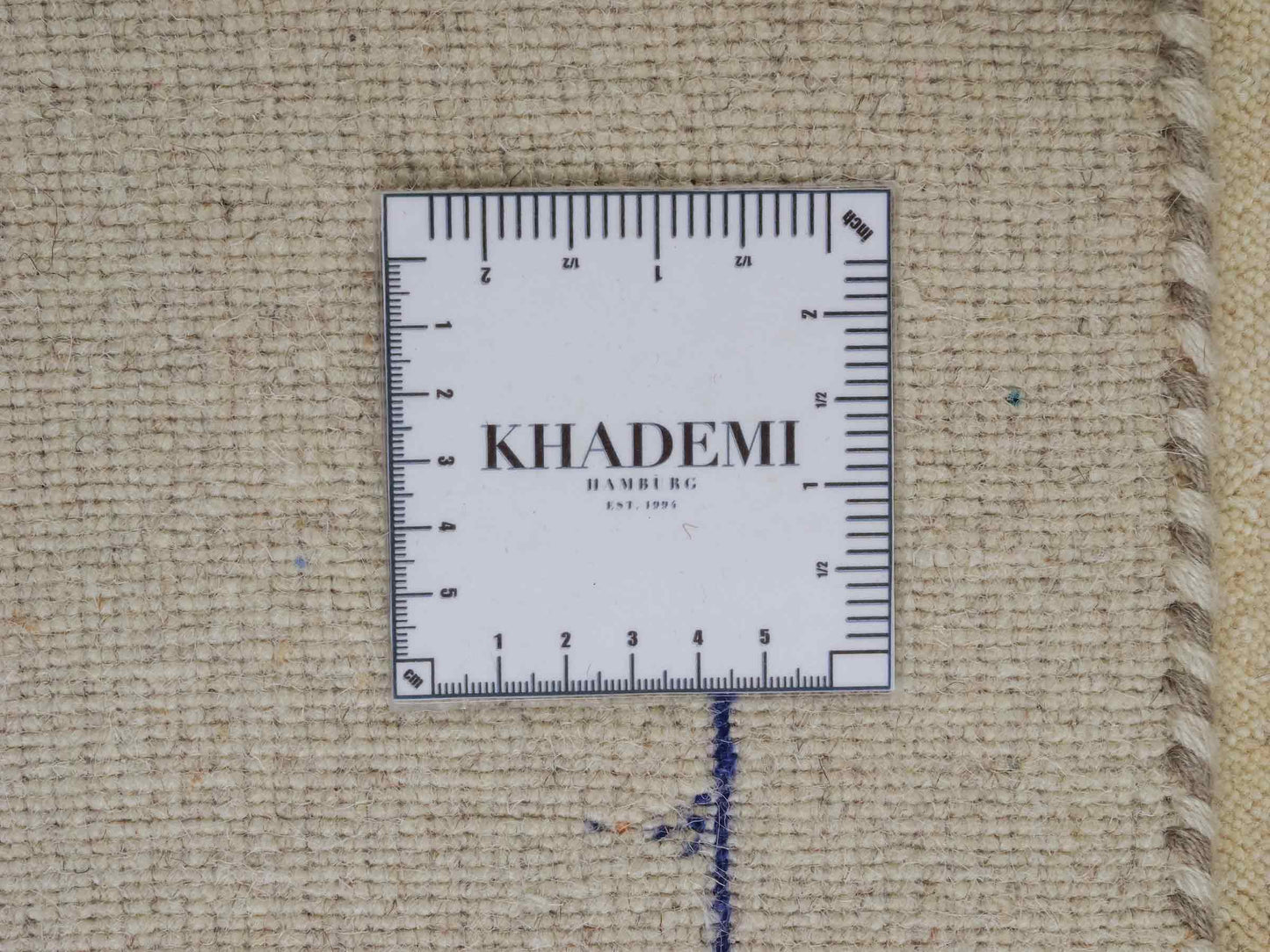 Moderner, Handloom Lori Gabbeh Orientteppich von Khademi aus Wolle mit Bambusseide, cremeweiß, beige, mehrfarbig. Nomaden-Design. Produziert in Indien. Größe: 241x169cm. Teppichnummer: KB4-1809. Verkauf durch Jupiter Intl.