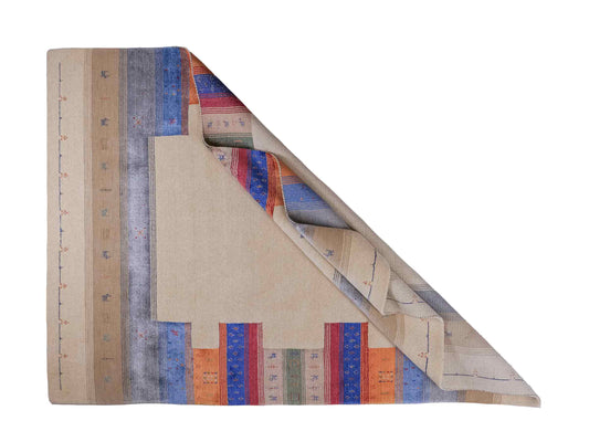 Moderner, Handloom Lori Gabbeh Orientteppich von Khademi aus Wolle mit Bambusseide, cremeweiß, beige, mehrfarbig. Nomaden-Design. Produziert in Indien. Größe: 241x169cm. Teppichnummer: KB4-1809. Verkauf durch Jupiter Intl.