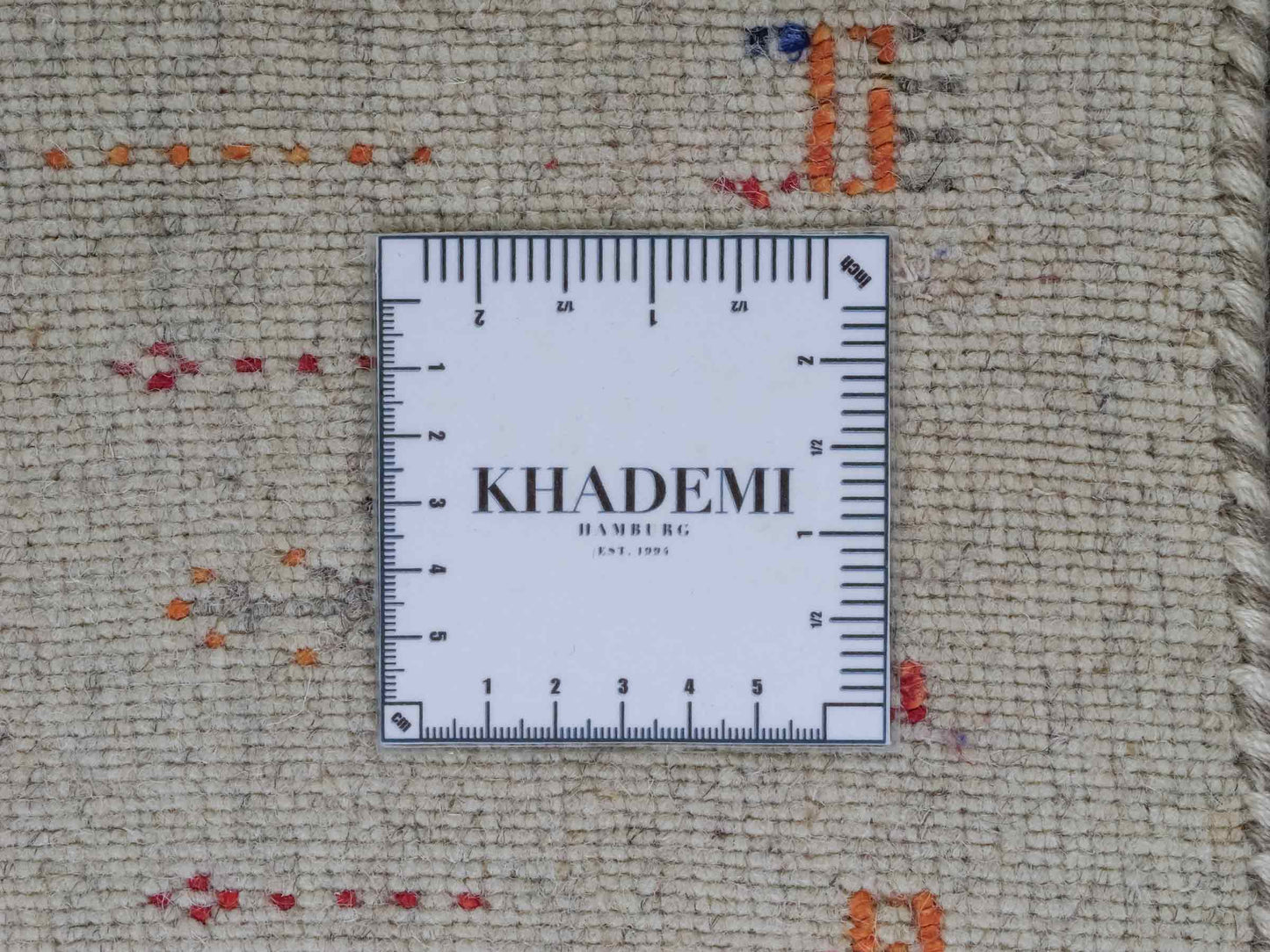 Moderner, Handloom Lori Gabbeh Orientteppich von Khademi aus Wolle mit Bambusseide, cremeweiß, grau, mehrfarbig. Nomaden-Design. Produziert in Indien. Größe: 241x169cm. Teppichnummer: KB4-1825. Verkauf durch Jupiter Intl.