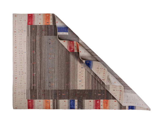 Moderner, Handloom Lori Gabbeh Orientteppich von Khademi aus Wolle mit Bambusseide, cremeweiß, grau, mehrfarbig. Nomaden-Design. Produziert in Indien. Größe: 241x169cm. Teppichnummer: KB4-1825. Verkauf durch Jupiter Intl.