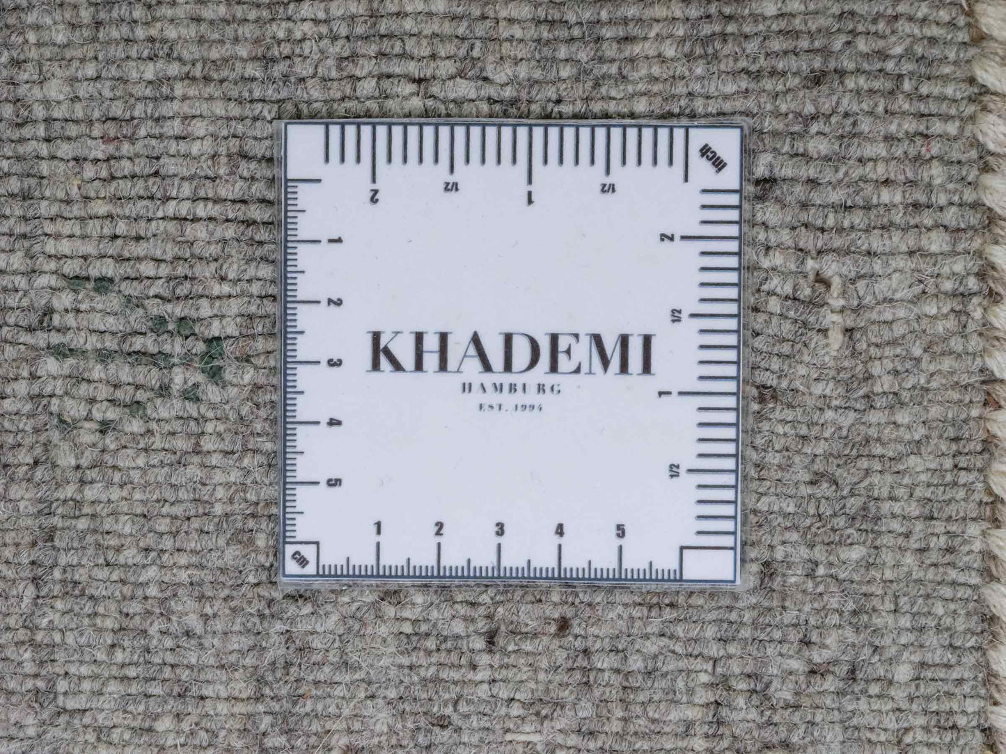 Moderner, Handloom Lori Gabbeh Orientteppich von Khademi aus Wolle mit Bambusseide, grau, mehrfarbig. Nomaden-Design. Produziert in Indien. Größe: 241x171cm. Teppichnummer: KB4-1813. Verkauf durch Jupiter Intl.