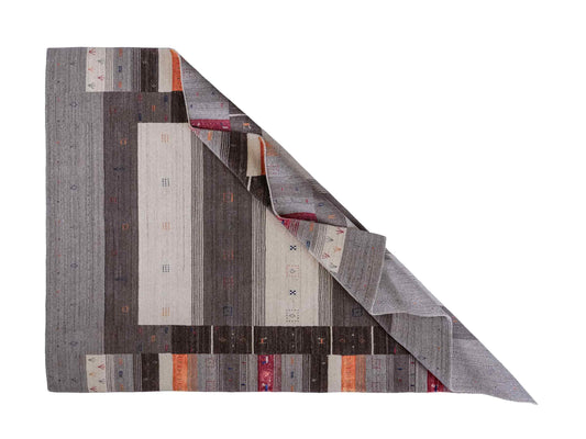 Moderner, Handloom Lori Gabbeh Orientteppich von Khademi aus Wolle mit Bambusseide, grau, mehrfarbig. Nomaden-Design. Produziert in Indien. Größe: 241x171cm. Teppichnummer: KB4-1813. Verkauf durch Jupiter Intl.