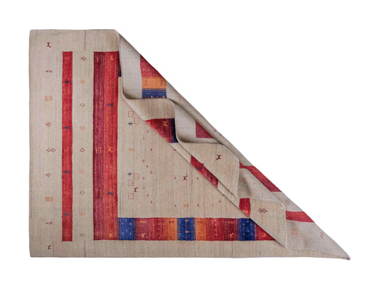 Moderner, Handloom Lori Gabbeh Orientteppich von Khademi aus Wolle mit Bambusseide, cremeweiß, beige, rot. Nomaden-Design. Produziert in Indien. Größe: 241x175cm. Teppichnummer: KB4-1821. Verkauf durch Jupiter Intl.