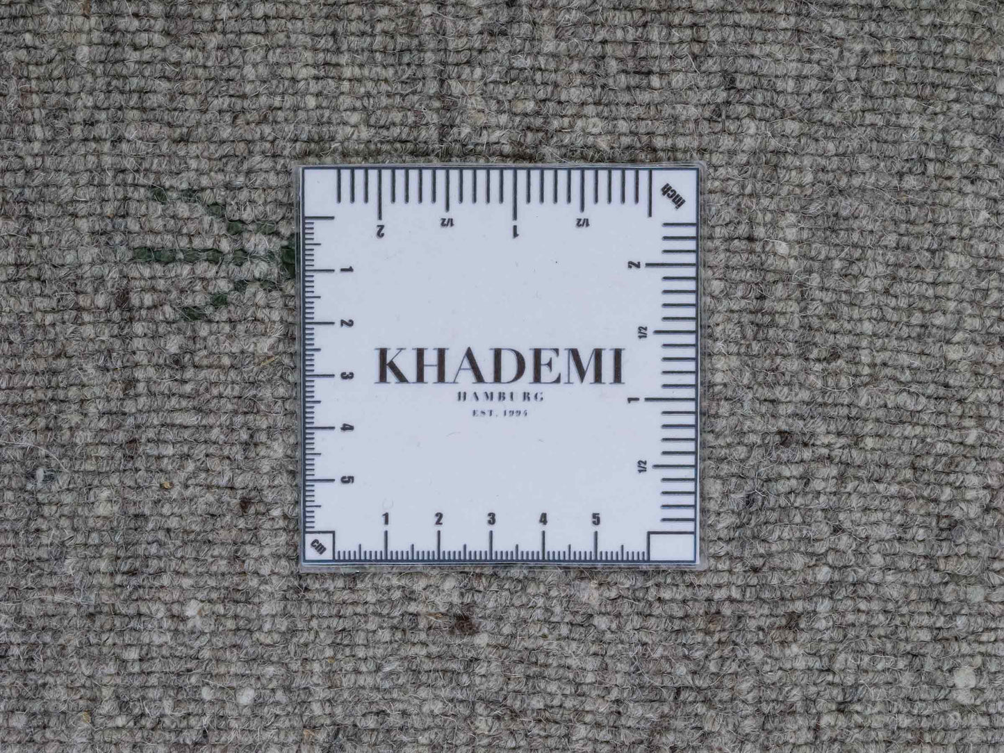 Moderner, Handloom Lori Gabbeh Orientteppich von Khademi aus Wolle mit Bambusseide, grau, mehrfarbig. Nomaden-Design. Produziert in Indien. Größe: 242x171cm. Teppichnummer: KB4-1810. Verkauf durch Jupiter Intl.