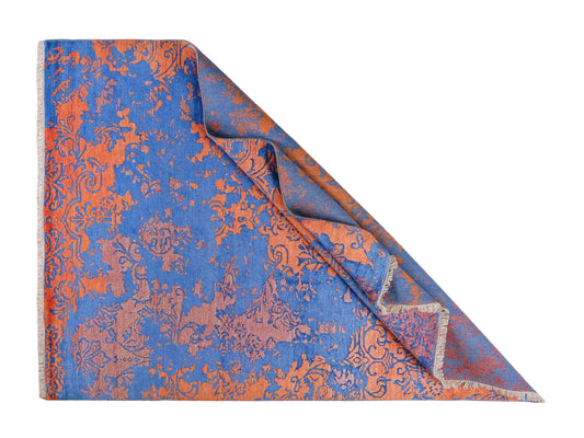 Handgeknüpfter Damask Orientteppich von Khademi aus Wolle mit Viskose, blau, orange. Modernes Vintage-Design. Von Hand geknüpft in Indien. Größe: 201x145cm. Teppichnummer: KB4-1620. Verkauf durch Jupiter Intl.