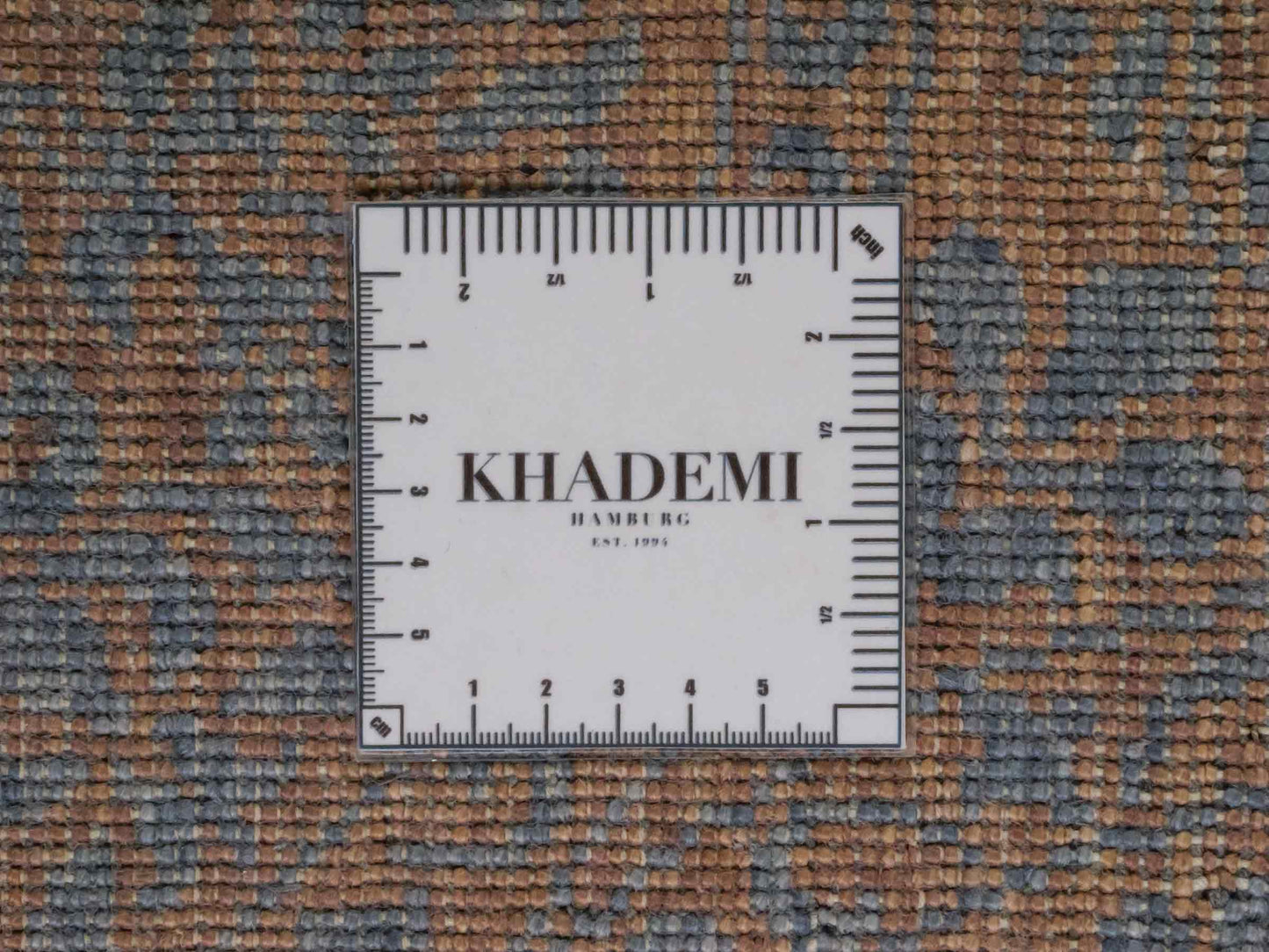 Handgeknüpfter Damask Orientteppich von Khademi aus Wolle mit Viskose, blau, khaki. Modernes Vintage-Design. Von Hand geknüpft in Indien. Größe: 202x144cm. Teppichnummer: KB4-1621. Verkauf durch Jupiter Intl.