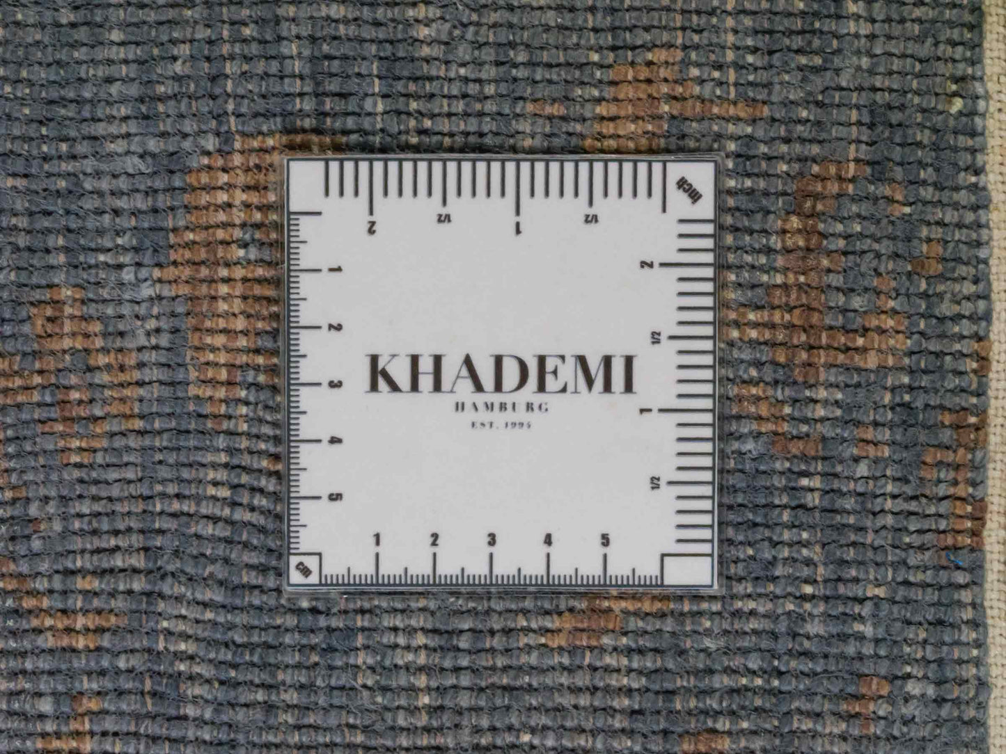 Handgeknüpfter Damask Orientteppich von Khademi aus Wolle mit Viskose, blau, khaki. Modernes Vintage-Design. Von Hand geknüpft in Indien. Größe: 204x145cm. Teppichnummer: KB4-1622. Verkauf durch Jupiter Intl.