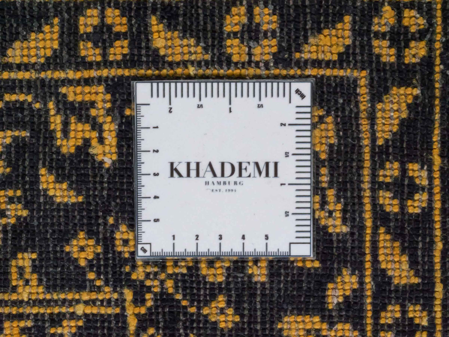 Handgeknüpfter Damask Orientteppich von Khademi aus Wolle mit Viskose, schwarz, gold. Modernes Vintage-Design. Von Hand geknüpft in Indien. Größe: 206x149cm. Teppichnummer: KB4-1625. Verkauf durch Jupiter Intl.