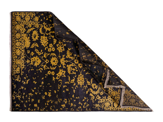 Handgeknüpfter Damask Orientteppich von Khademi aus Wolle mit Viskose, schwarz, gold. Modernes Vintage-Design. Von Hand geknüpft in Indien. Größe: 206x149cm. Teppichnummer: KB4-1625. Verkauf durch Jupiter Intl.