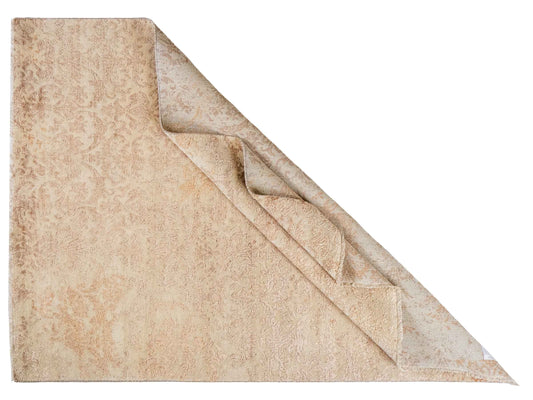 Handgeknüpfter Damask Orientteppich von Khademi aus Wolle mit Viskose, beige, gold, rosa. Modernes Vintage-Design. Von Hand geknüpft in Indien. Größe: 212x155cm. Teppichnummer: KB4-1700. Verkauf durch Jupiter Intl.