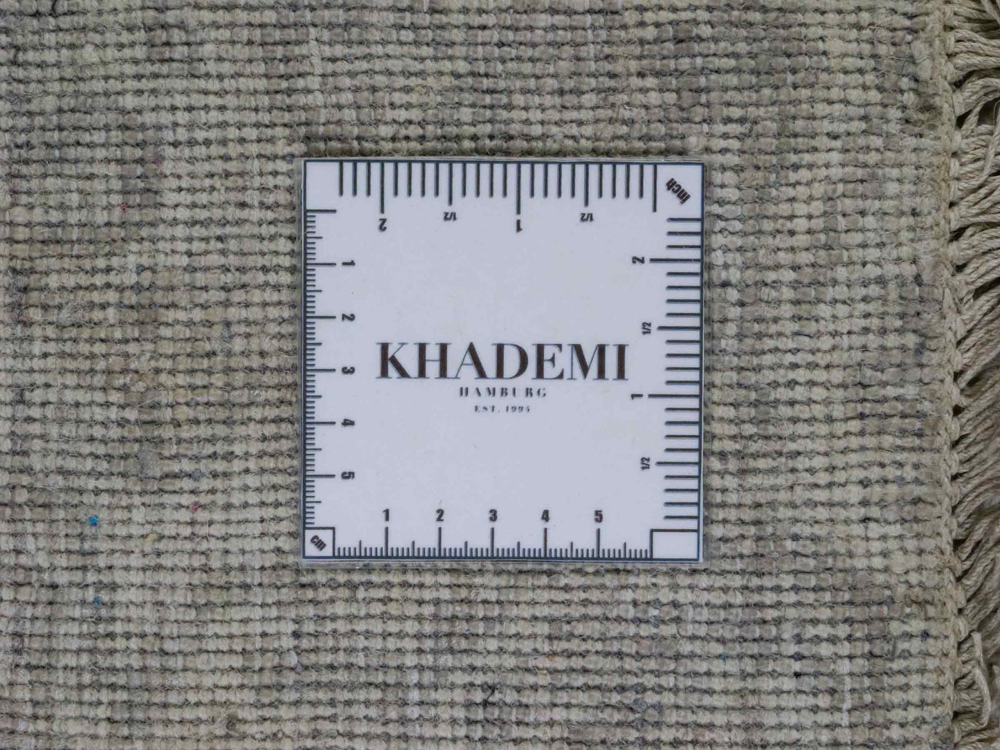 Handgeknüpfter Damask Orientteppich von Khademi aus Wolle mit Viskose, beige, grau, greige. Modernes Vintage-Design. Von Hand geknüpft in Indien. Größe: 242x170cm. Teppichnummer: KB4-1696. Verkauf durch Jupiter Intl.