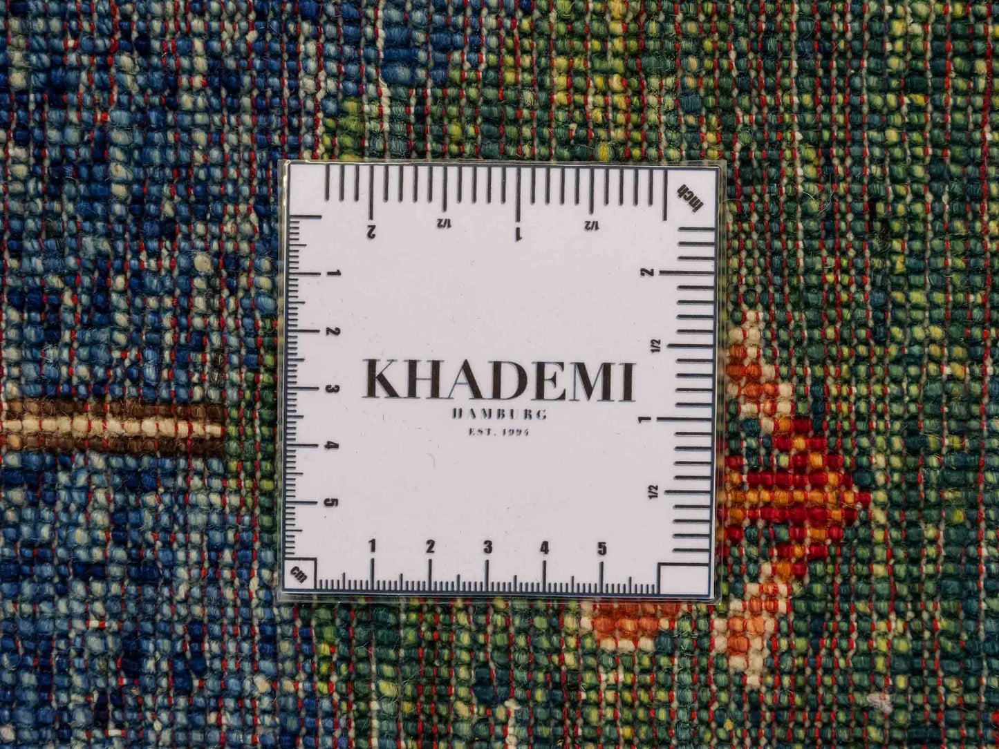 Moderner, handgeknüpfter, afghanischer Design Arijana Orientteppich aus Wolle von Khademi. Größe: 230 x 179 cm. Farbe: Beige, blau, grün. Vertrieb durch JUPITER Intl.