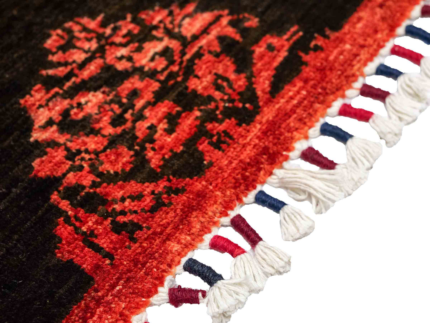Handgeknüpfter, afghanischer, moderner Design Ziegler Orientteppich aus Wolle von Khademi. Größe: 180 x 127 cm. Farbe: Schwarz, rot. Verkauf durch JUPITER Intl.
