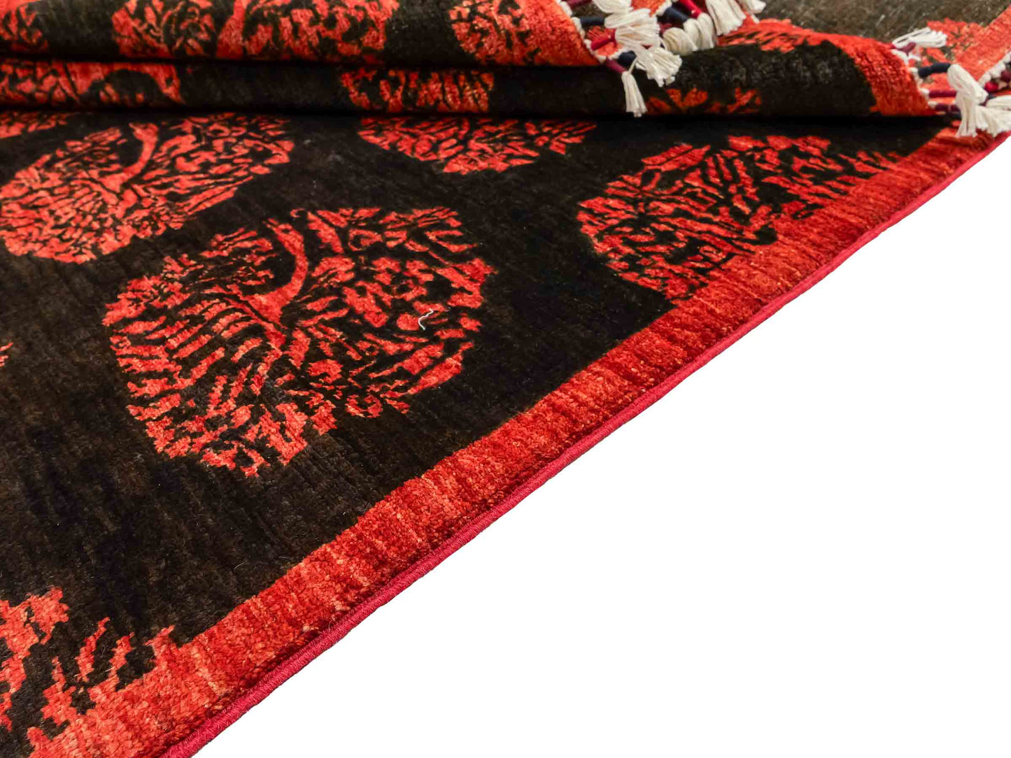 Handgeknüpfter, afghanischer, moderner Design Ziegler Orientteppich aus Wolle von Khademi. Größe: 180 x 127 cm. Farbe: Schwarz, rot. Verkauf durch JUPITER Intl.