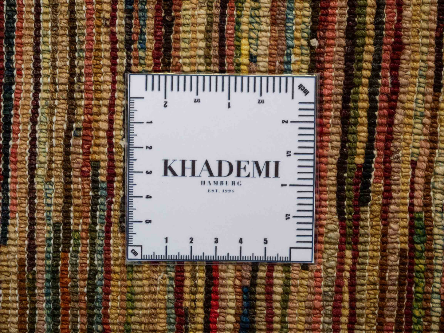 Handgeknüpfter, afghanischer, moderner Design Ziegler Orientteppich aus Wolle von Khademi. Größe: 201 x 144 cm. Farbe: Beige. Verkauf durch JUPITER Intl.