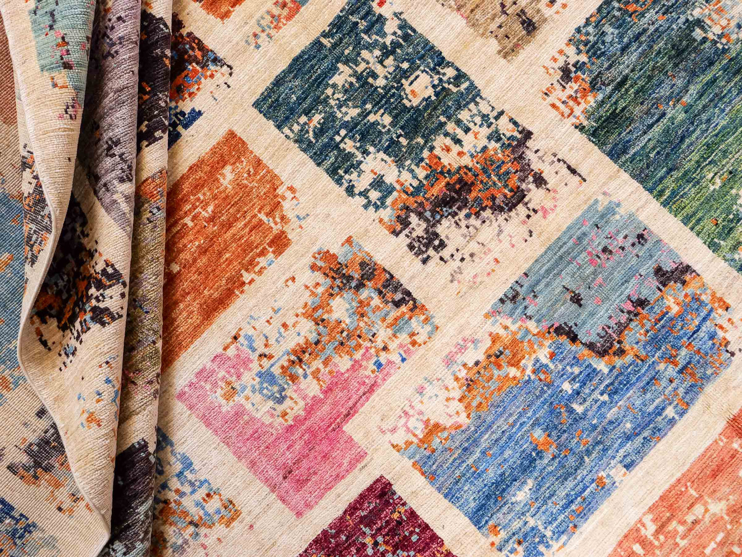 Handgeknüpfter, afghanischer, moderner Design Ziegler Orientteppich aus Wolle von Khademi. Größe: 290 x 201 cm. Farbe: Cremeweiß, beige. Verkauf durch JUPITER Intl.