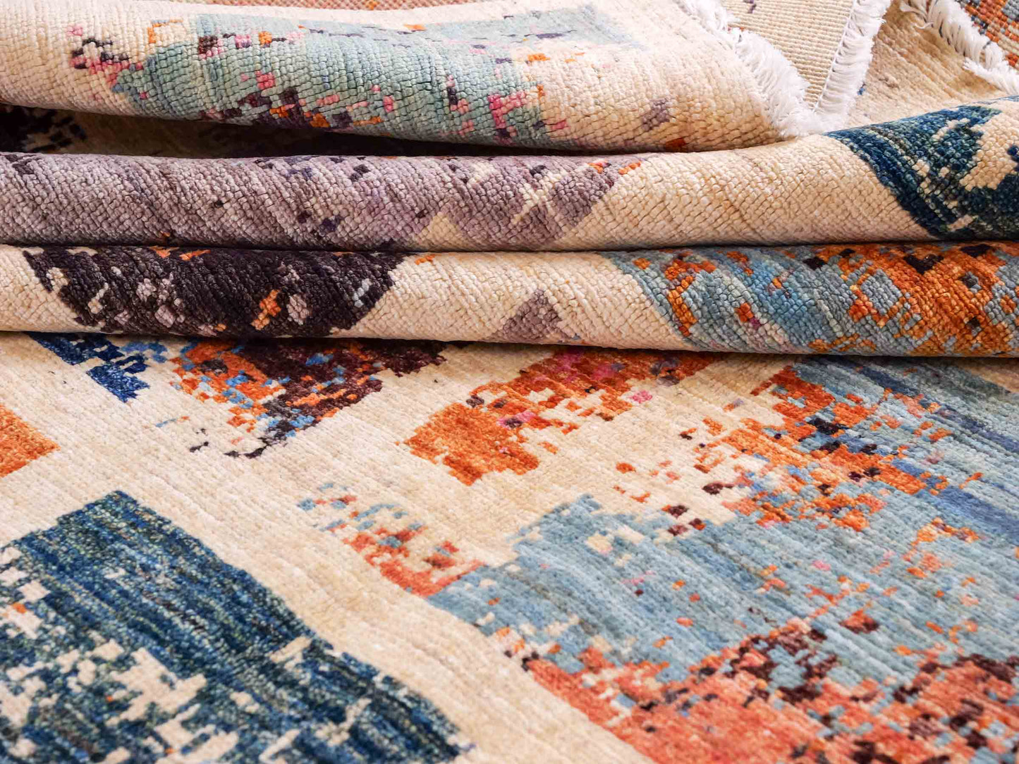 Handgeknüpfter, afghanischer, moderner Design Ziegler Orientteppich aus Wolle von Khademi. Größe: 290 x 201 cm. Farbe: Cremeweiß, beige. Verkauf durch JUPITER Intl.