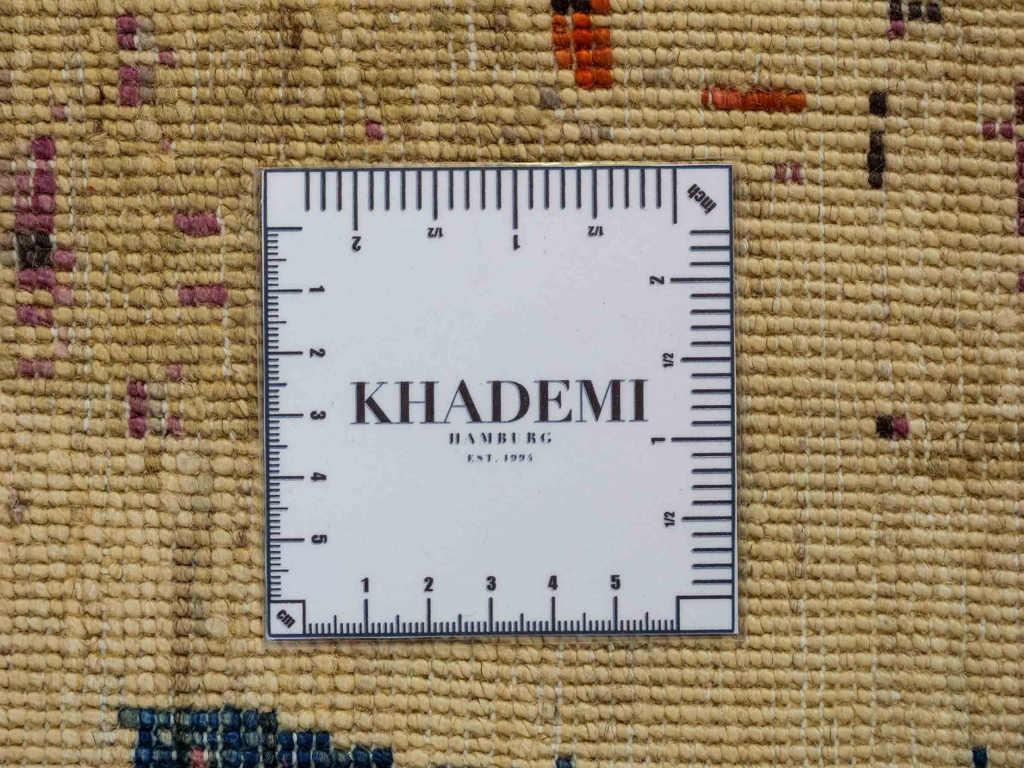 Handgeknüpfter, afghanischer, moderner Design Ziegler Orientteppich aus Wolle von Khademi. Größe: 290 x 201 cm. Farbe: Cremeweiß, beige. Verkauf durch JUPITER Intl.