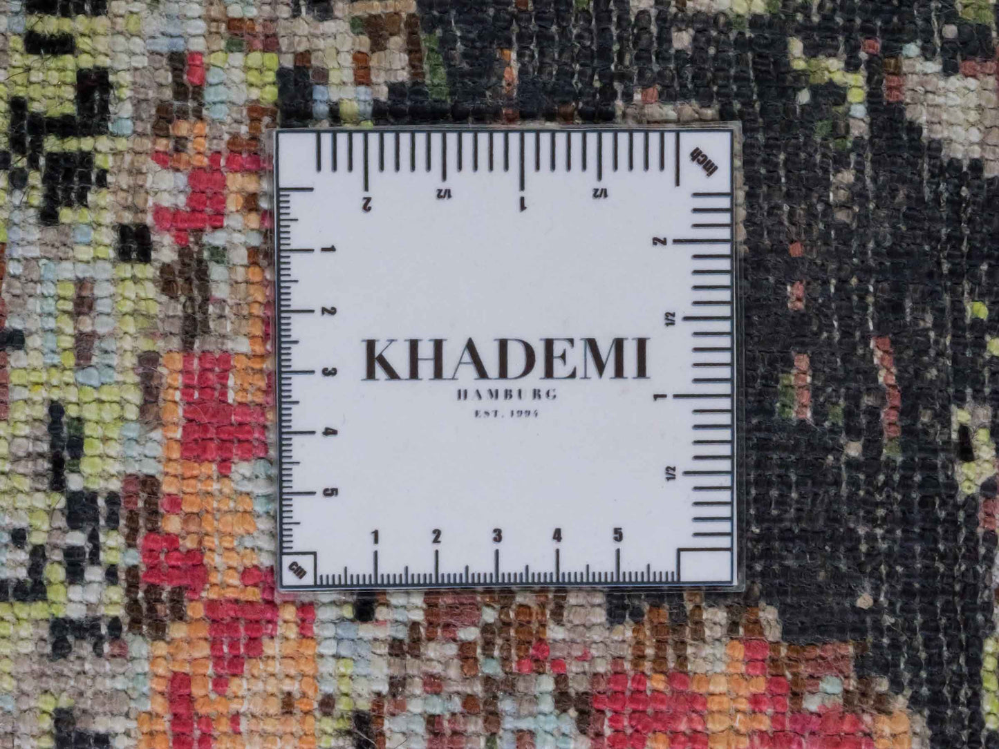 Handgeknüpfter Designer Orientteppich von Khademi aus Wolle mit Viskose, schwarz, mehrfarbig. Abstraktes Design. Von Hand geknüpft in Indien. Größe: 204x150cm. Teppichnummer: KB4-1624. Verkauf durch Jupiter Intl.