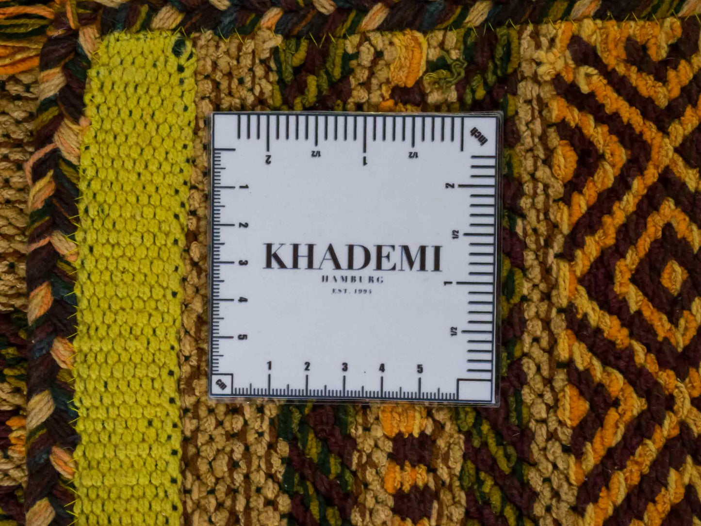 Handgewebter, moderner Indo Kelim Orientteppich von Khademi aus Baumwolle, grün, mehrfarbig. Geometrisches Design. Von Hand gewebt in Indien. Größe: 110x70cm. Teppichnummer: KB4-1647. Verkauf durch Jupiter Intl.