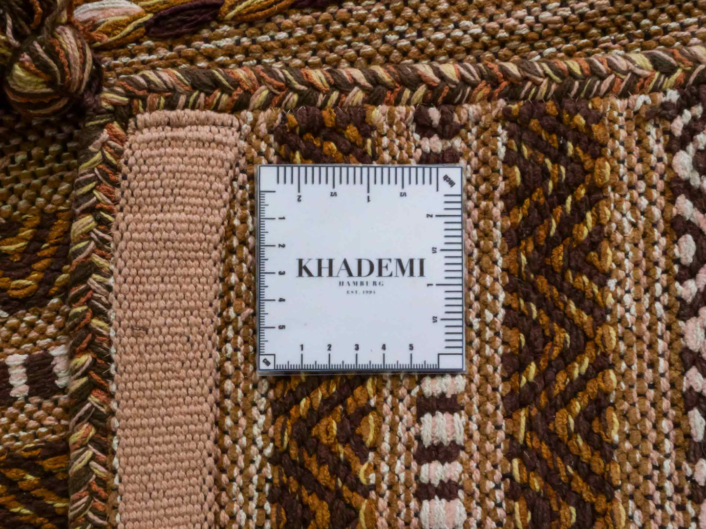 Handgewebter, moderner Indo Kelim Orientteppich von Khademi aus Baumwolle, braun. Geometrisches Design. Von Hand gewebt in Indien. Größe: 150x80cm. Teppichnummer: KB4-1659. Verkauf durch Jupiter Intl.