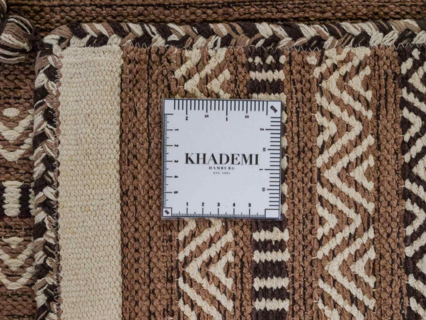 Handgewebter, moderner Indo Kelim Orientteppich von Khademi aus Baumwolle, beige. Geometrisches Design. Von Hand gewebt in Indien. Größe: 170x120cm. Teppichnummer: KB4-1664. Verkauf durch Jupiter Intl.