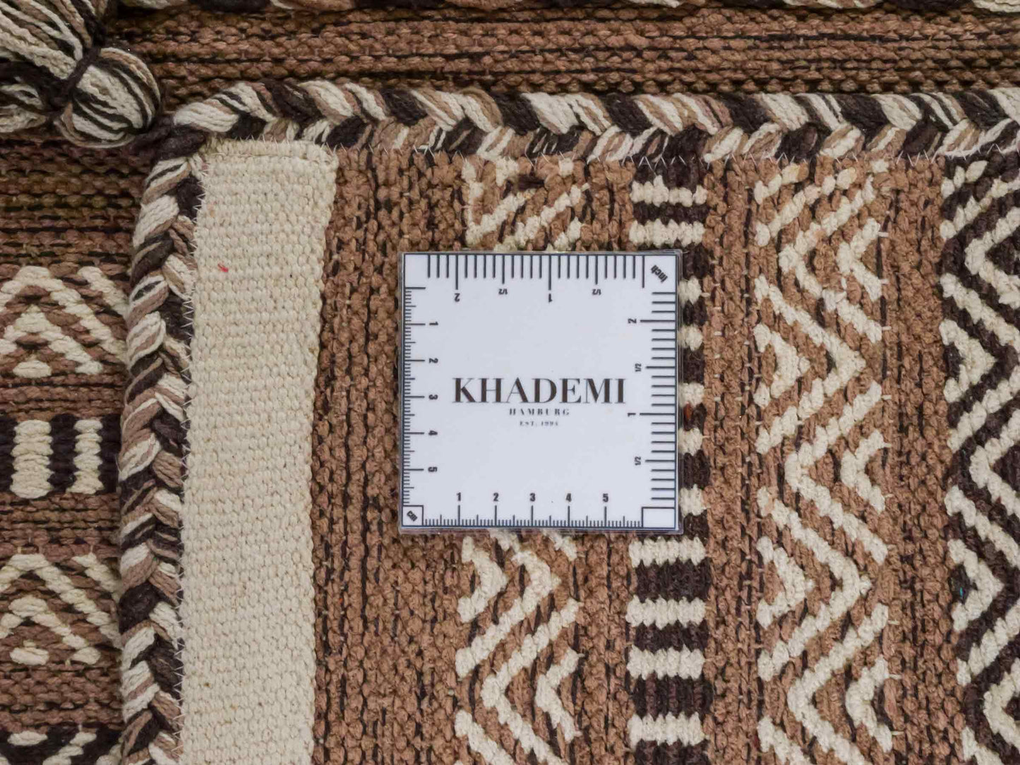 Handgewebter, moderner Indo Kelim Orientteppich von Khademi aus Baumwolle, beige. Geometrisches Design. Von Hand gewebt in Indien. Größe: 170x120cm. Teppichnummer: KB4-1665. Verkauf durch Jupiter Intl.