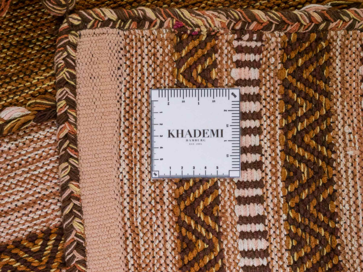 Handgewebter, moderner Indo Kelim Orientteppich von Khademi aus Baumwolle, braun. Geometrisches Design. Von Hand gewebt in Indien. Größe: 190x130cm. Teppichnummer: KB4-1670. Verkauf durch Jupiter Intl.