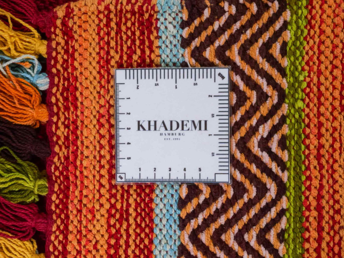 Handgewebter, moderner Indo Kelim Orientteppich von Khademi aus Baumwolle, rot, mehrfarbig. Geometrisches Design. Von Hand gewebt in Indien. Größe: 190x130cm. Teppichnummer: KB4-1673. Verkauf durch Jupiter Intl.