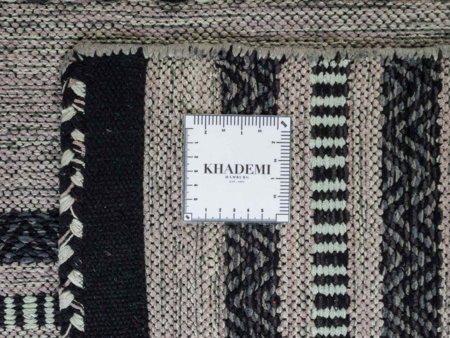 Handgewebter, moderner Indo Kelim Orientteppich von Khademi aus Baumwolle, navy. Geometrisches Design. Von Hand gewebt in Indien. Größe: 244x152cm. Teppichnummer: KB4-1679. Verkauf durch Jupiter Intl.