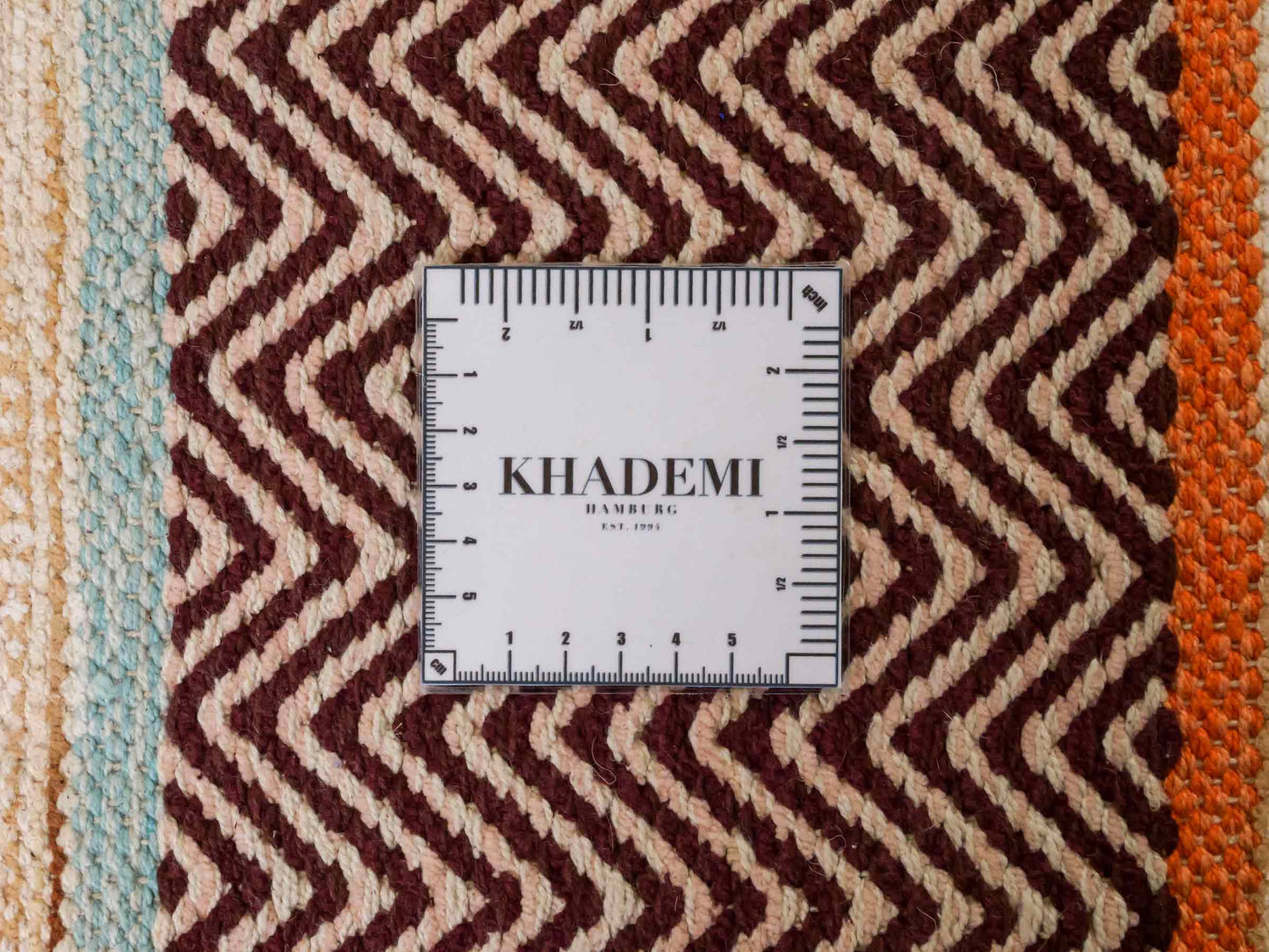 Handgewebter, moderner Indo Kelim Orientteppich von Khademi aus Baumwolle, braun, mehrfarbig. Geometrisches Design. Von Hand gewebt in Indien. Größe: 290x200cm. Teppichnummer: KB4-1693. Verkauf durch Jupiter Intl.