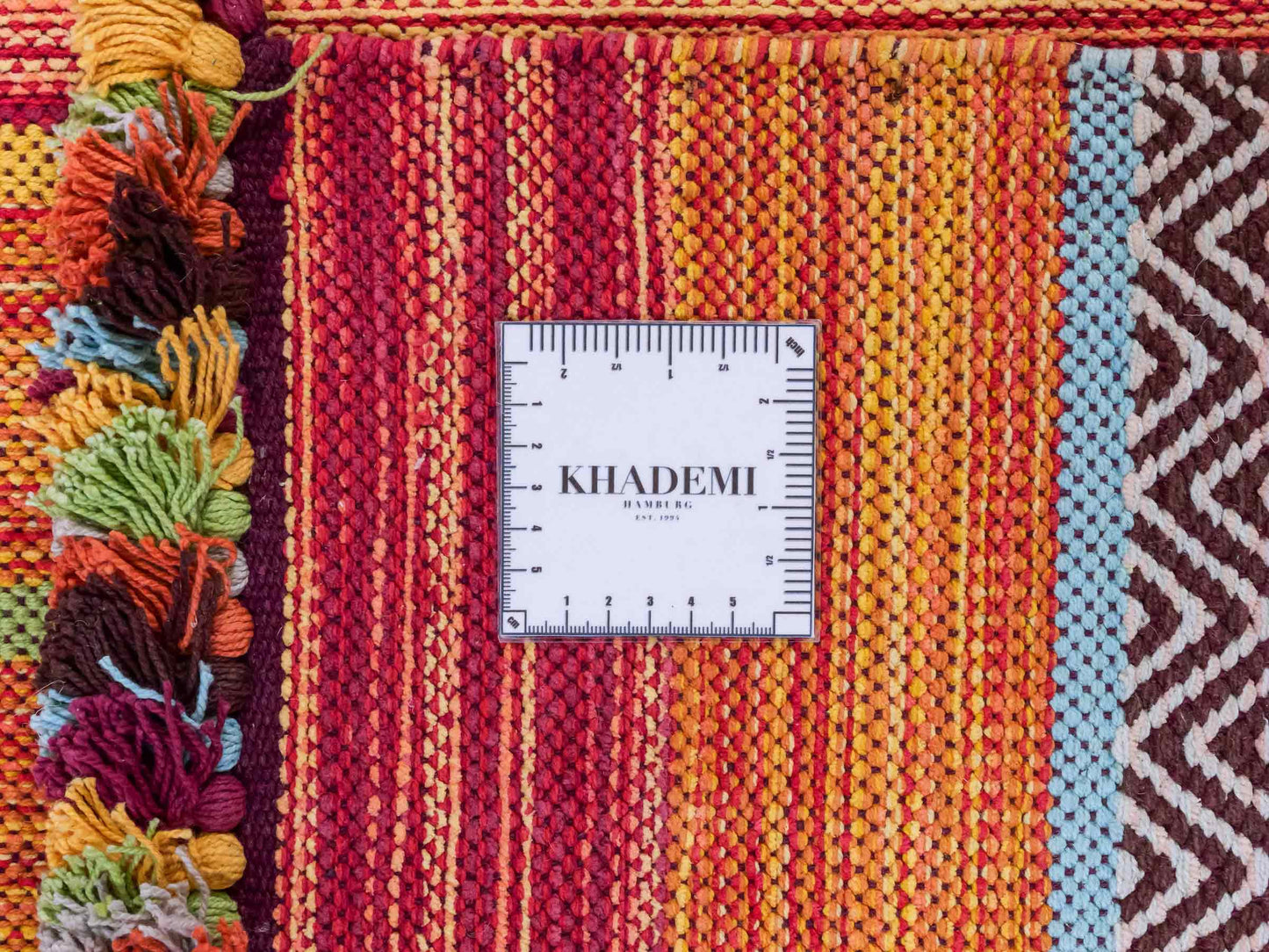 Handgewebter, moderner Indo Kelim Orientteppich von Khademi aus Baumwolle, rot, mehrfarbig. Geometrisches Design. Von Hand gewebt in Indien. Größe: 290x200cm. Teppichnummer: KB4-1694. Verkauf durch Jupiter Intl.