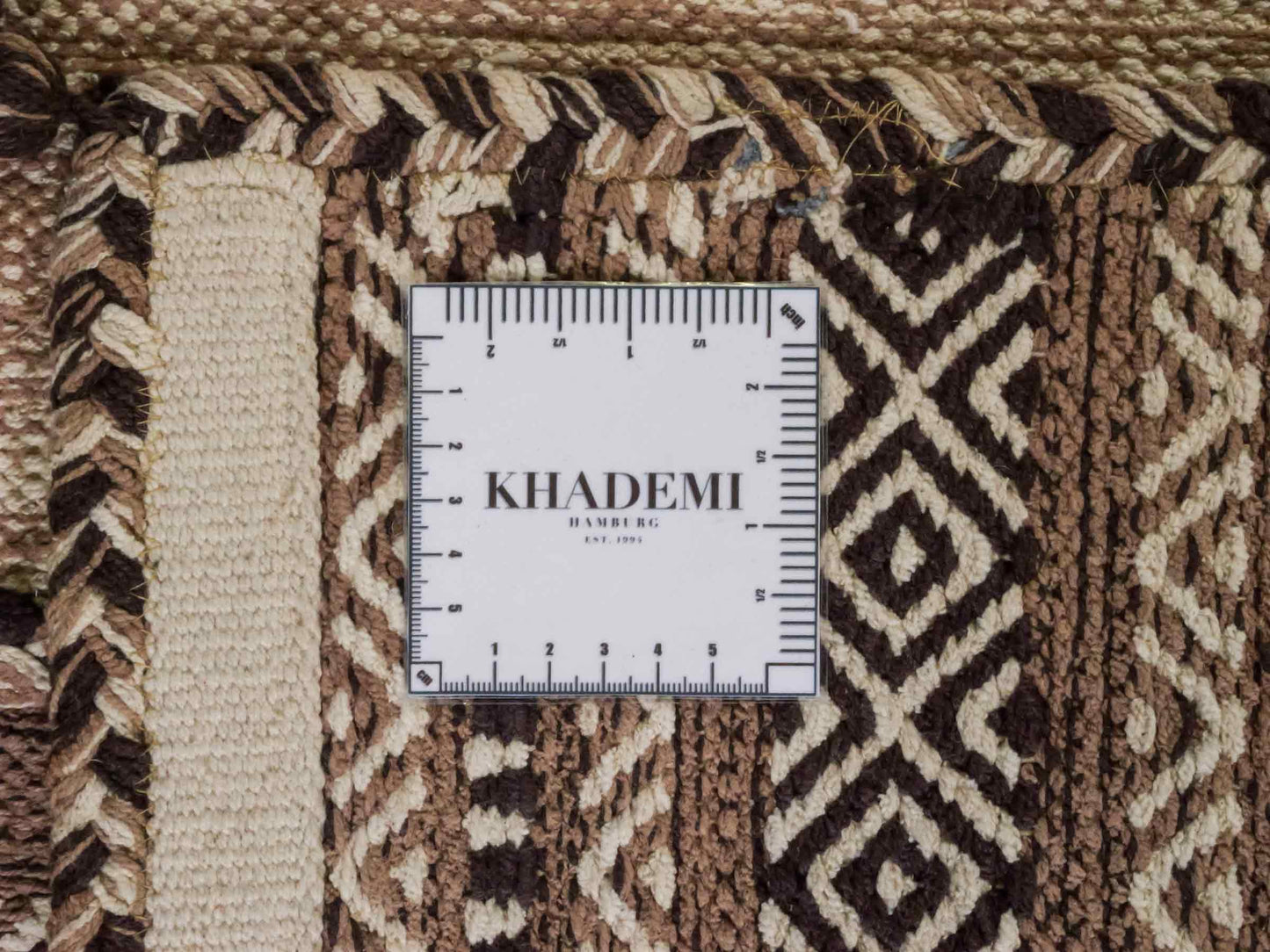 Handgewebter, moderner Indo Kelim Orientteppich von Khademi aus Baumwolle, beige. Geometrisches Design. Von Hand gewebt in Indien. Größe: 90x60cm. Teppichnummer: KB4-1633. Verkauf durch Jupiter Intl.