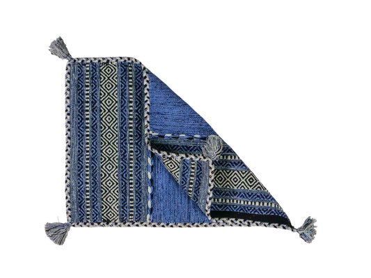 Handgewebter, moderner Indo Kelim Orientteppich von Khademi aus Baumwolle, blau. Geometrisches Design. Von Hand gewebt in Indien. Größe: 90x60cm. Teppichnummer: KB4-1640. Verkauf durch Jupiter Intl.