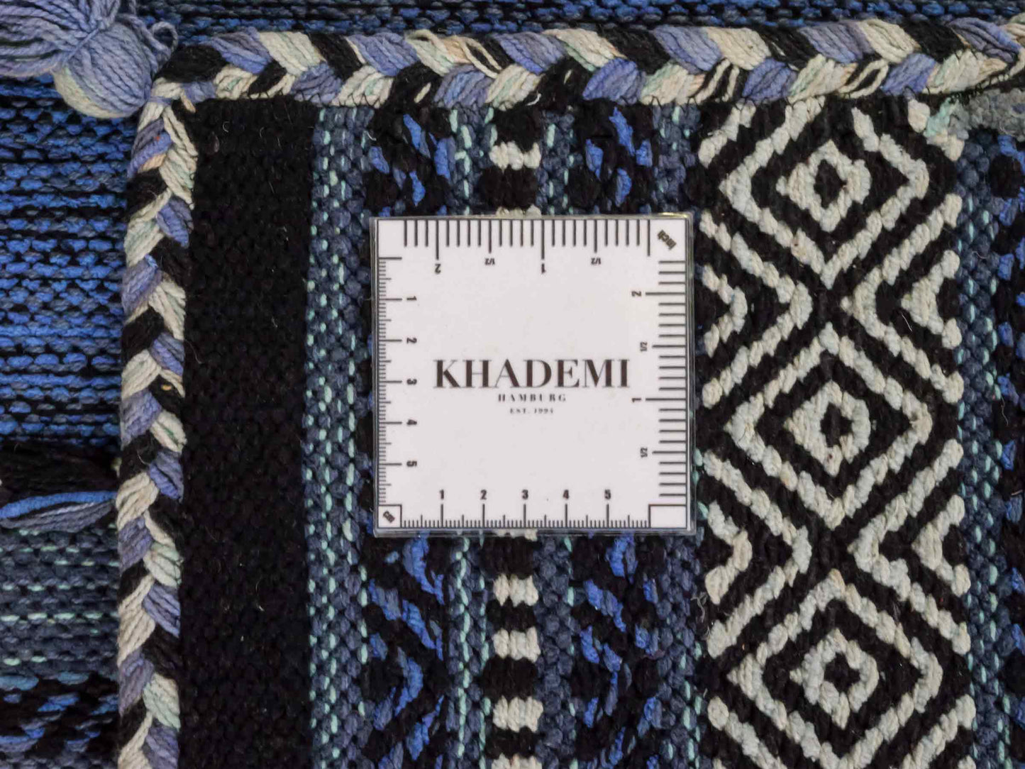 Handgewebter, moderner Indo Kelim Orientteppich von Khademi aus Baumwolle, blau. Geometrisches Design. Von Hand gewebt in Indien. Größe: 90x60cm. Teppichnummer: KB4-1642. Verkauf durch Jupiter Intl.