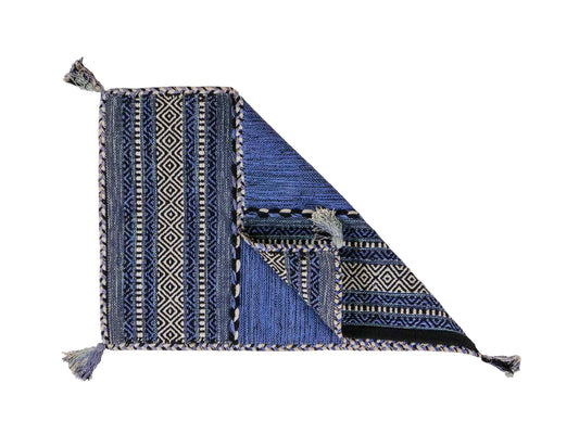 Handgewebter, moderner Indo Kelim Orientteppich von Khademi aus Baumwolle, blau. Geometrisches Design. Von Hand gewebt in Indien. Größe: 90x60cm. Teppichnummer: KB4-1642. Verkauf durch Jupiter Intl.