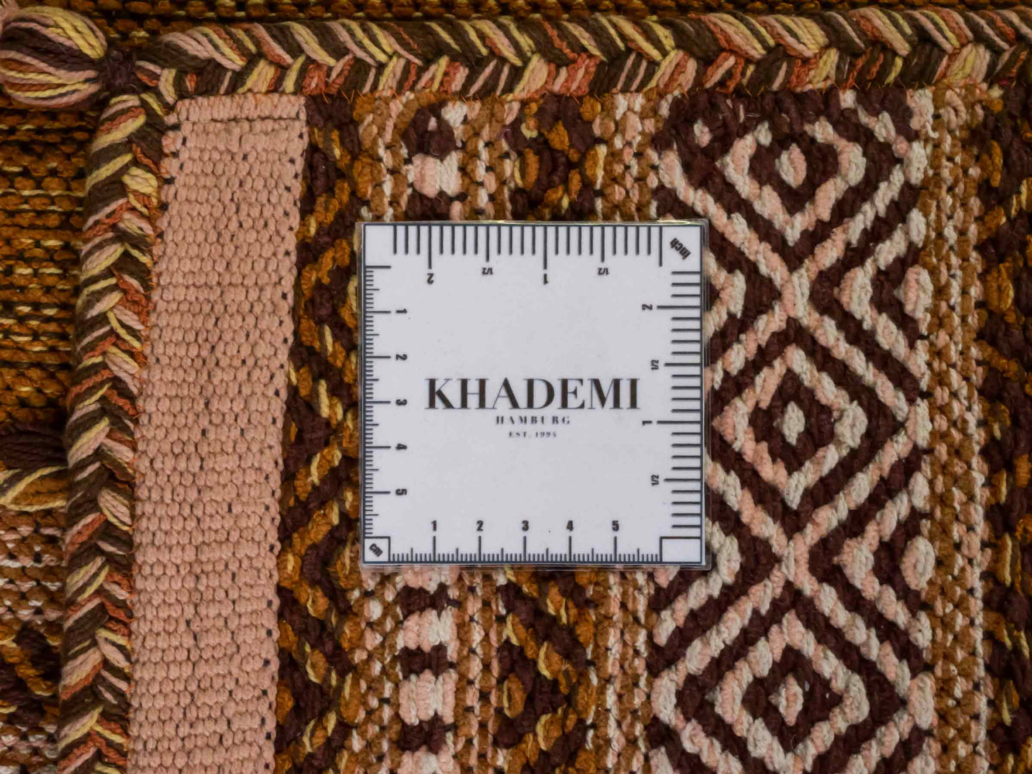 Handgewebter, moderner Indo Kelim Orientteppich von Khademi aus Baumwolle, braun. Geometrisches Design. Von Hand gewebt in Indien. Größe: 90x60cm. Teppichnummer: KB4-1638. Verkauf durch Jupiter Intl.