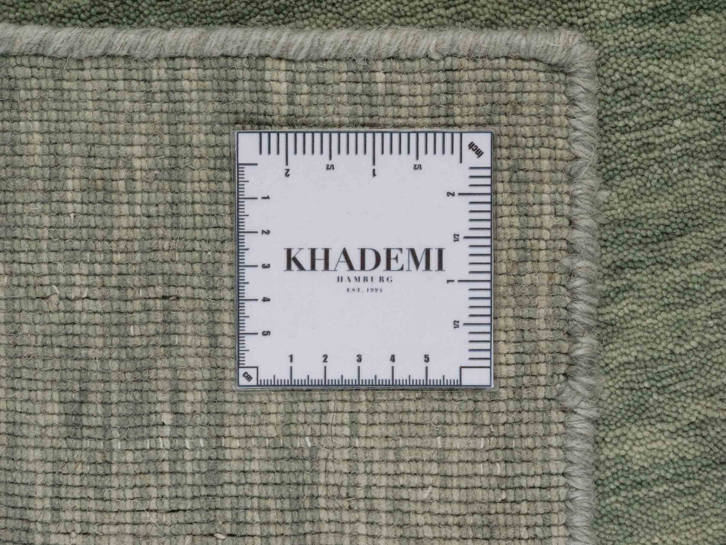 Moderner, Handloom Gabbeh Orientteppich von Khademi aus Wolle, mintgrün. Einfarbiges Uni-Design. Produziert in Indien. Größe: 151x78cm. Teppichnummer: KB4-1565. Verkauf durch Jupiter Intl.