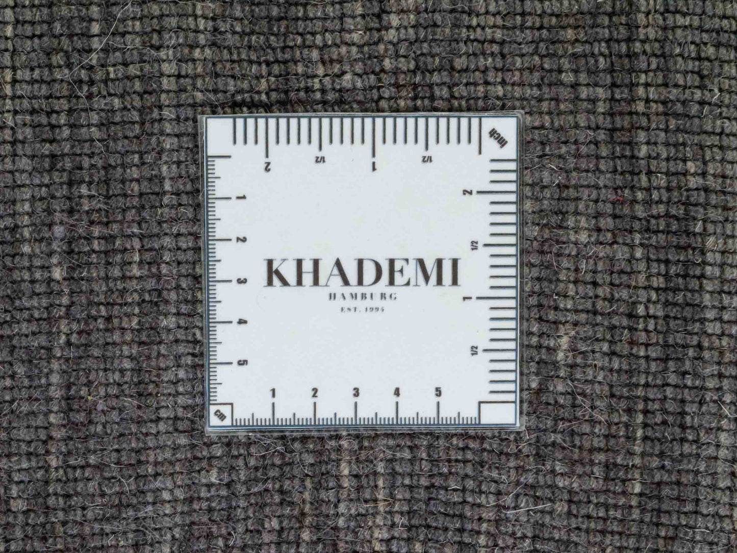 Moderner, Handloom Gabbeh Orientteppich von Khademi aus Wolle, grau. Einfarbiges Uni-Design. Produziert in Indien. Größe: 153x83cm. Teppichnummer: KB4-1534. Verkauf durch Jupiter Intl.