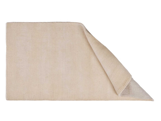 Moderner, Handloom Gabbeh Orientteppich von Khademi aus Wolle, cremeweiß. Einfarbiges Uni-Design. Produziert in Indien. Größe: 155x82cm. Teppichnummer: KB4-1563. Verkauf durch Jupiter Intl.