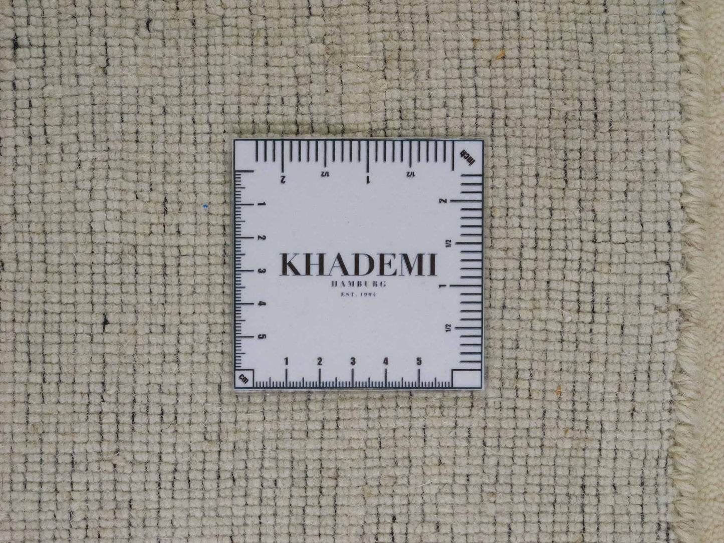 Moderner, Handloom Gabbeh Orientteppich von Khademi aus Wolle, cremeweiß. Einfarbiges Uni-Design. Produziert in Indien. Größe: 156x83cm. Teppichnummer: KB4-1562. Verkauf durch Jupiter Intl.