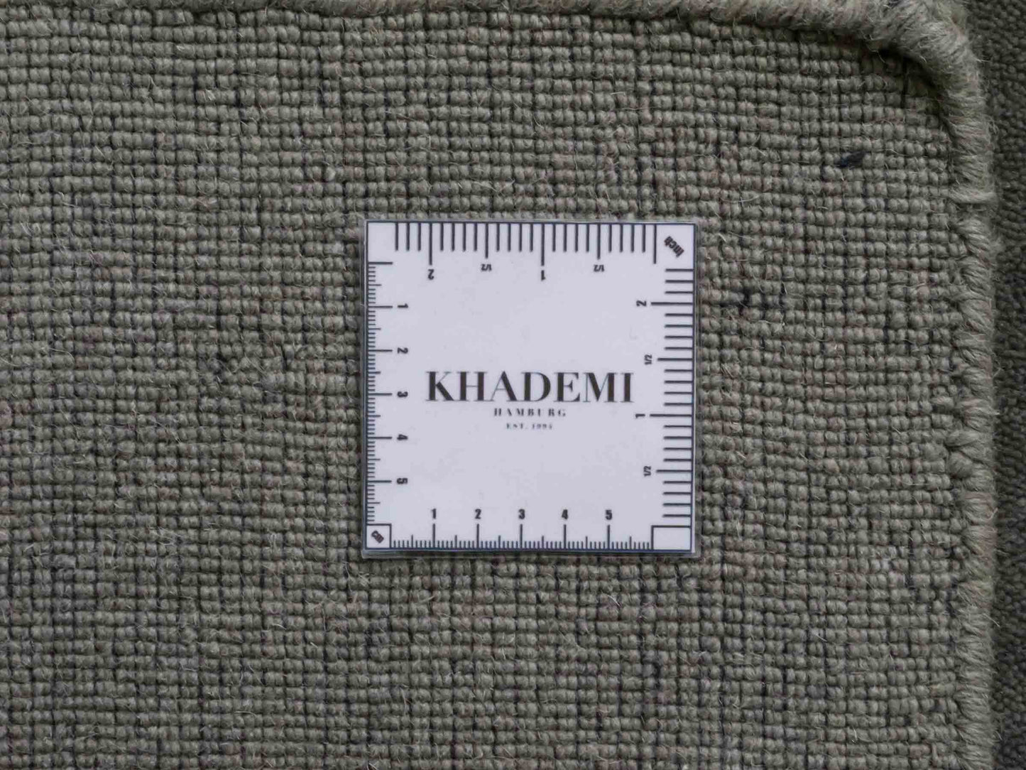 Moderner, Handloom Gabbeh Orientteppich von Khademi aus Wolle, grau. Einfarbiges Uni-Design. Produziert in Indien. Größe: 170x116cm. Teppichnummer: KB4-1584. Verkauf durch Jupiter Intl.