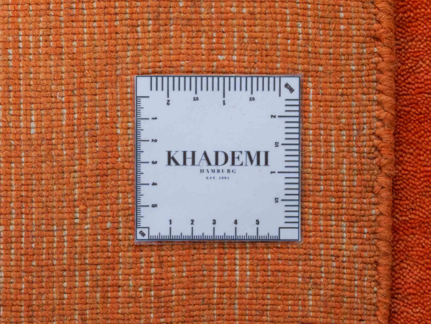 Moderner, Handloom Gabbeh Orientteppich von Khademi aus Wolle, orange. Einfarbiges Uni-Design. Produziert in Indien. Größe: 170x116cm. Teppichnummer: KB4-1574. Verkauf durch Jupiter Intl.