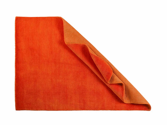 Moderner, Handloom Gabbeh Orientteppich von Khademi aus Wolle, orange. Einfarbiges Uni-Design. Produziert in Indien. Größe: 170x116cm. Teppichnummer: KB4-1574. Verkauf durch Jupiter Intl.