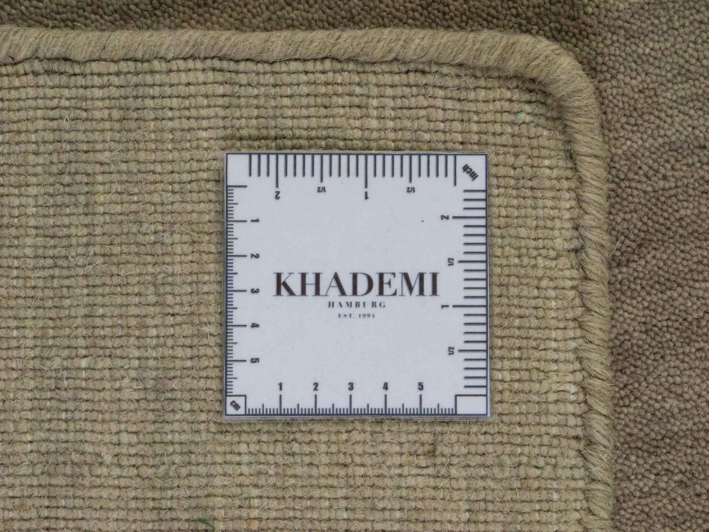 Moderner, Handloom Gabbeh Orientteppich von Khademi aus Wolle, beige. Einfarbiges Uni-Design. Produziert in Indien. Größe: 170x119cm. Teppichnummer: KB4-1581. Verkauf durch Jupiter Intl.
