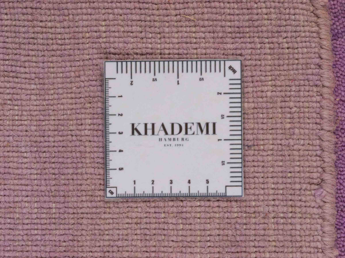 Moderner, Handloom Gabbeh Orientteppich von Khademi aus Wolle, flieder. Einfarbiges Uni-Design. Produziert in Indien. Größe: 170x119cm. Teppichnummer: KB4-1589. Verkauf durch Jupiter Intl.