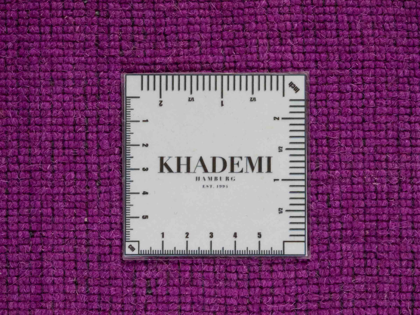 Moderner, Handloom Gabbeh Orientteppich von Khademi aus Wolle, lila. Einfarbiges Uni-Design. Produziert in Indien. Größe: 170x120cm. Teppichnummer: KB4-1577. Verkauf durch Jupiter Intl.