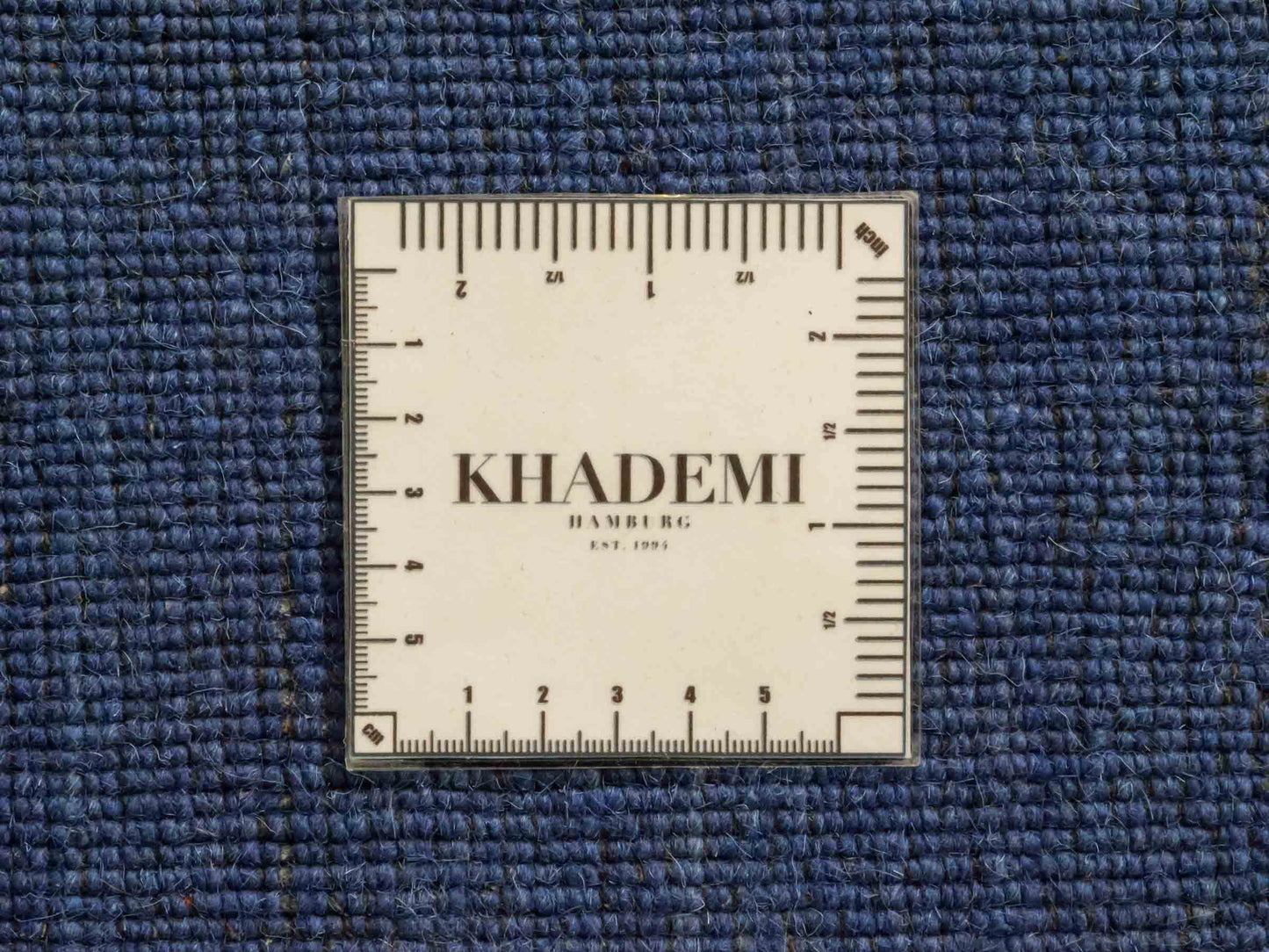 Moderner, Handloom Gabbeh Orientteppich von Khademi aus Wolle, blau. Einfarbiges Uni-Design. Produziert in Indien. Größe: 171x120cm. Teppichnummer: KB4-1579. Verkauf durch Jupiter Intl.